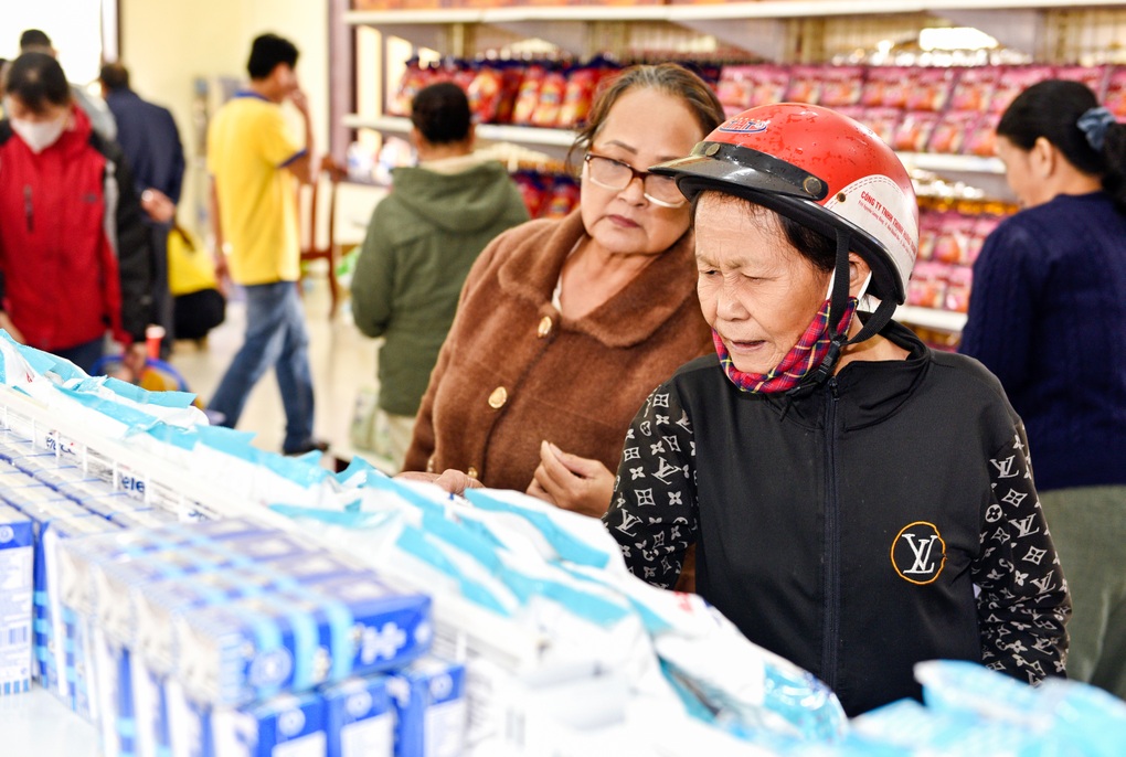 PNJ kích hoạt “Siêu thị mini 0 đồng” tại miền Trung, hỗ trợ người dân vùng lũ - 1