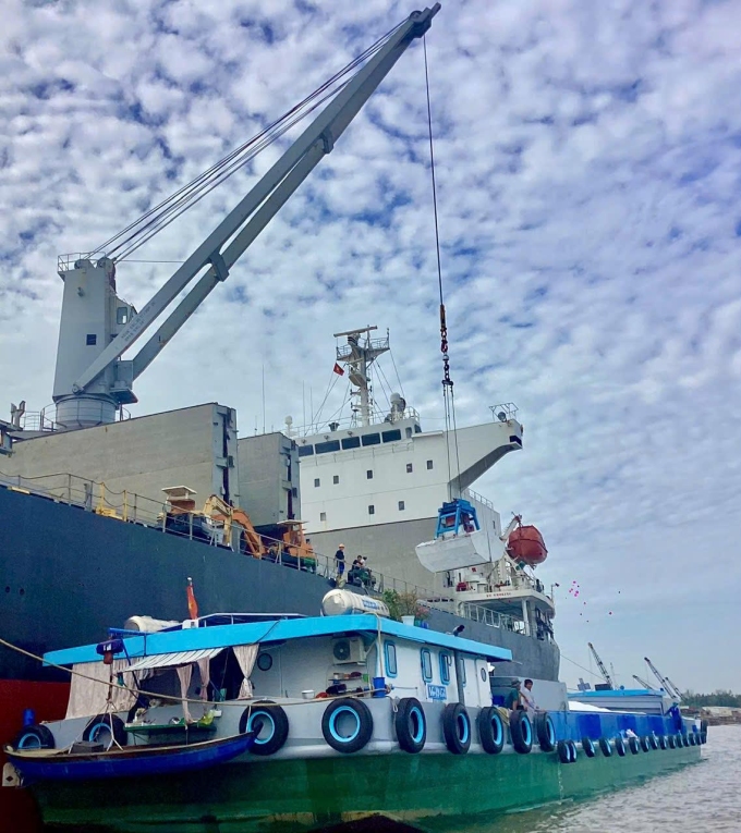 Tàu chở phân bón của doanh nghiệp giúp phân phối sản phẩm tới các tỉnh, thành. Ảnh: PVCFC