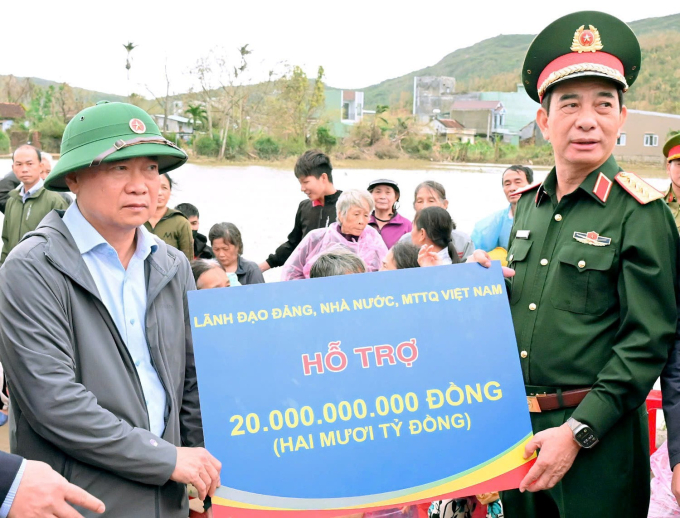 Đại tướng Phan Văn Giang trao số tiền 20 tỷ đồng từ nguồn vận động của Ban Vận động cứu trợ Trung ương tới nhân dân tỉnh Gia Lai. Ảnh: Hoàng Phong