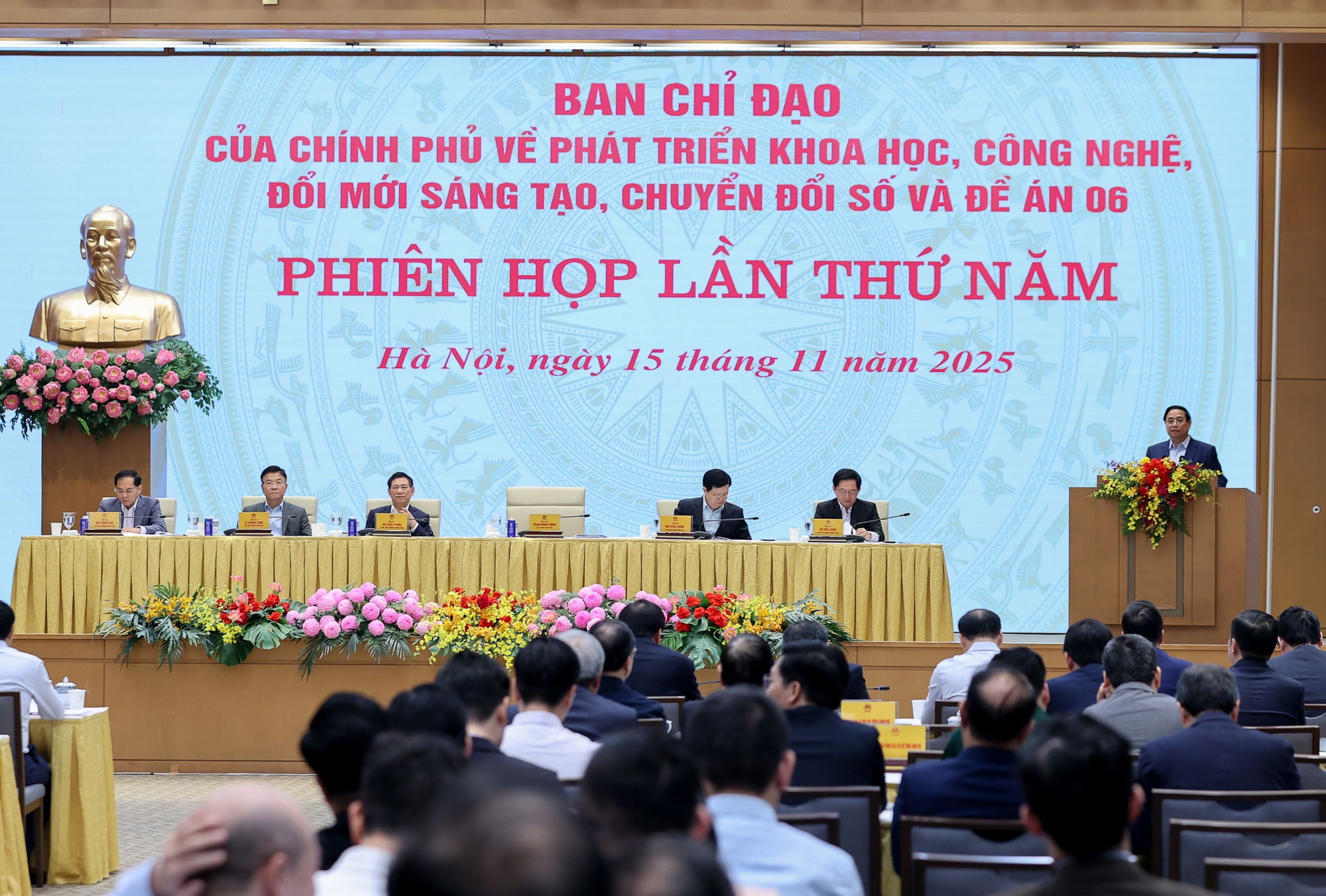 Phát triển KH-CN phải 
