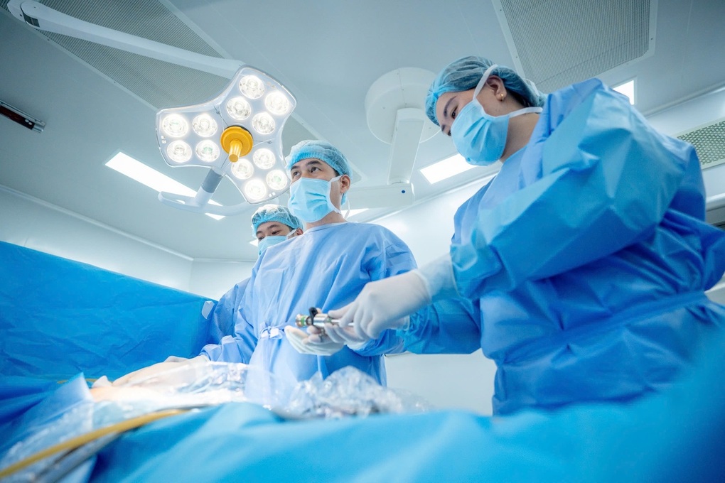 Phẫu thuật nội soi cho bệnh nhân bị thoát vị vết mổ vùng thắt lưng hiếm gặp - 1