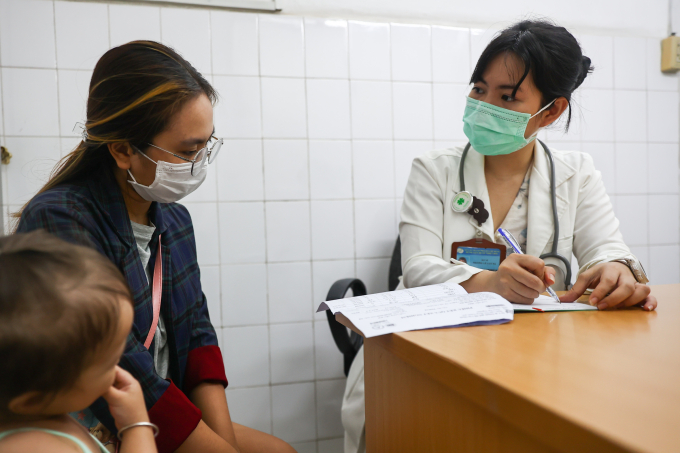 Bác sĩ khám bệnh cho trẻ tại Bệnh viện Nhiệt đới TP HCM. Ảnh: Quỳnh Trần