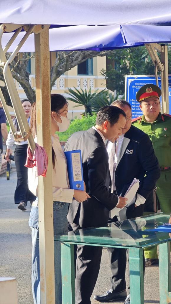 HH Thùy Tiên 8 xét xử HH Thuỳ Tiên, Tập đoàn Chị Em Rọt