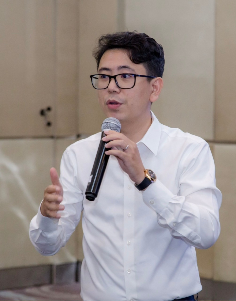 Phó Giáo sư - Tiến sĩ - Bác sĩ bay từ Việt Nam sang Mỹ và cái bắt tay với Hà Anh Tuấn gây sốt- Ảnh 5.