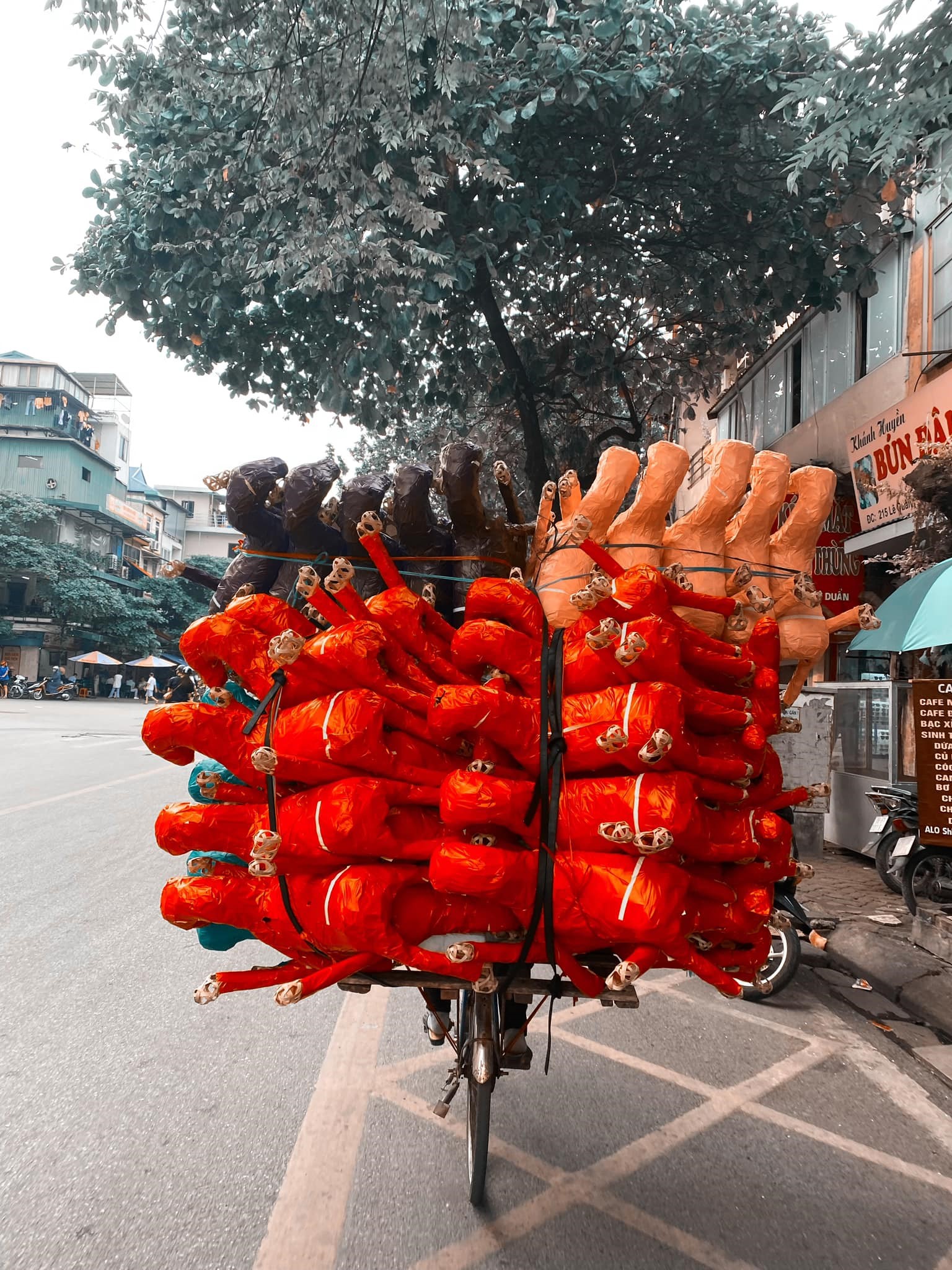 'Phố Hàng' Hà Nội - linh hồn thủ công giữa nhịp sống hiện đại- Ảnh 2.