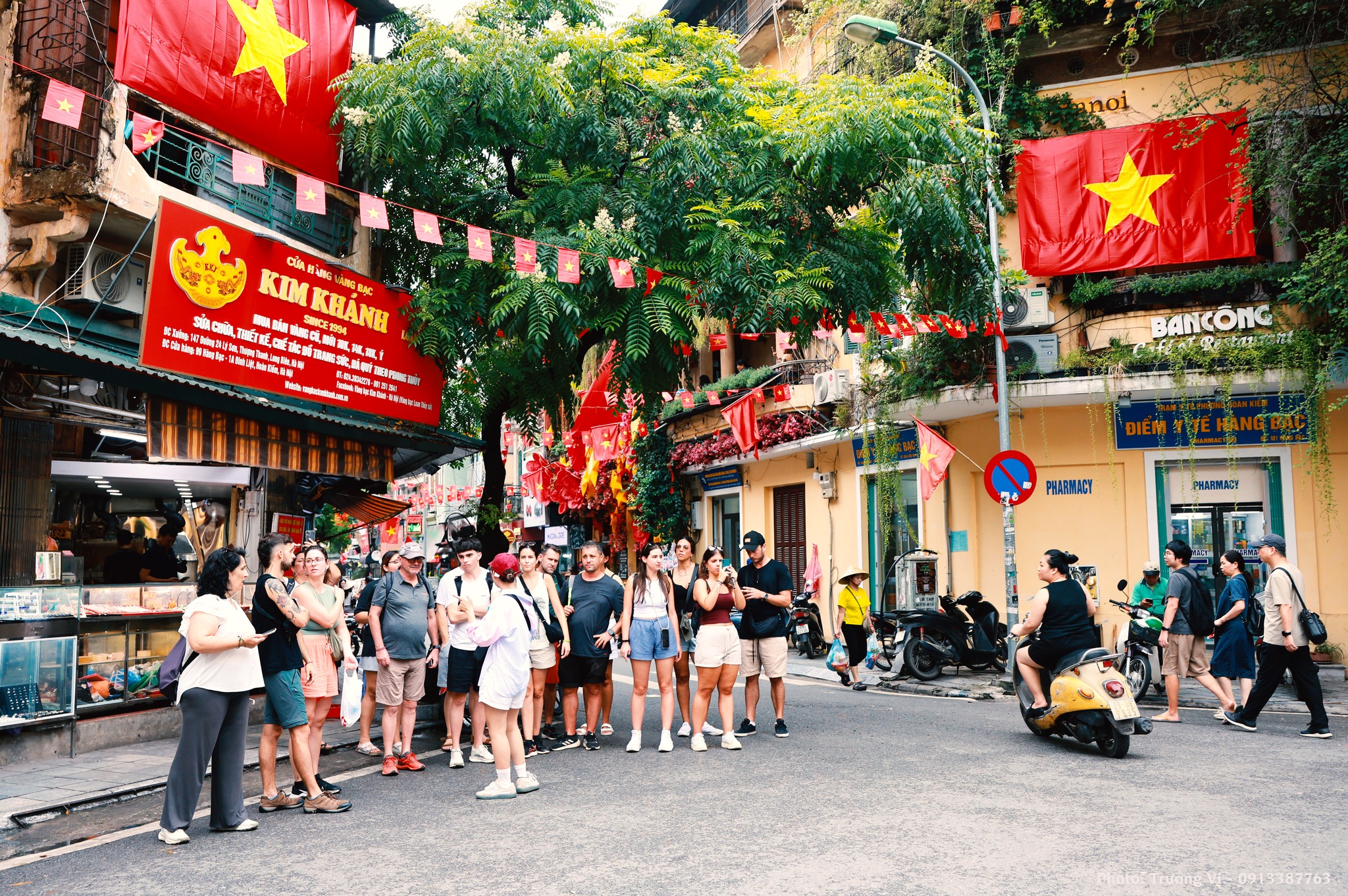 'Phố Hàng' Hà Nội - linh hồn thủ công giữa nhịp sống hiện đại- Ảnh 1.