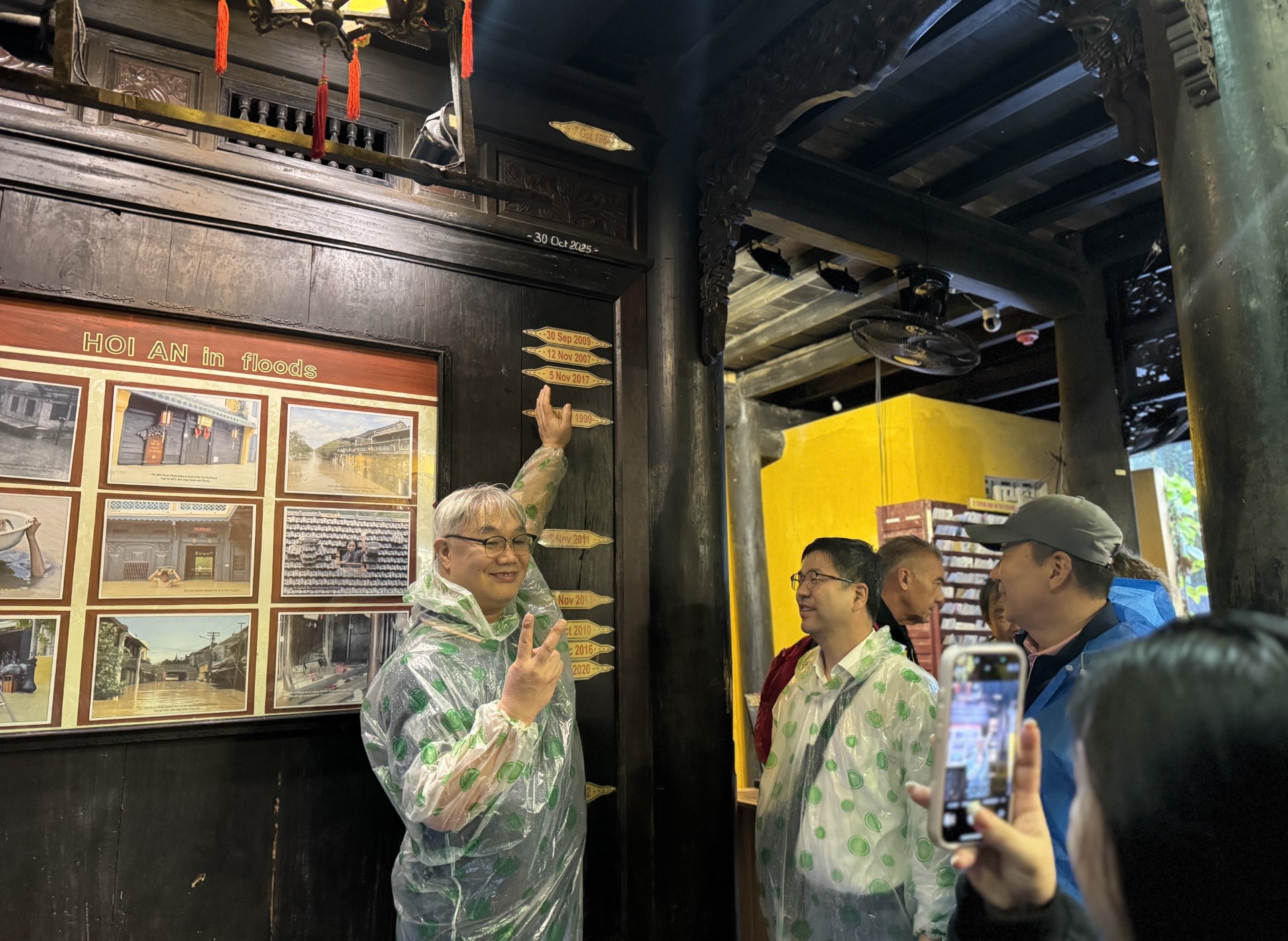 Phố cổ Hội An dễ bị xuống cấp sau mưa lũ - Ảnh 1.