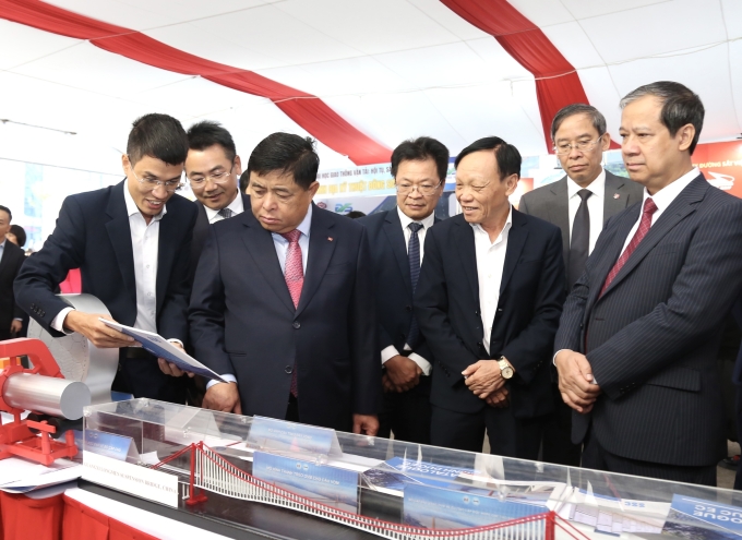 Phó thủ tướng Nguyễn Chí Dũng (hàng đầu, thứ hai từ trái sang) và Bộ trưởng Nguyễn Kim Sơn (bìa phải) tham quan triển lãm ở trường Đại học Giao thông vận tải. Ảnh: UTCUTC