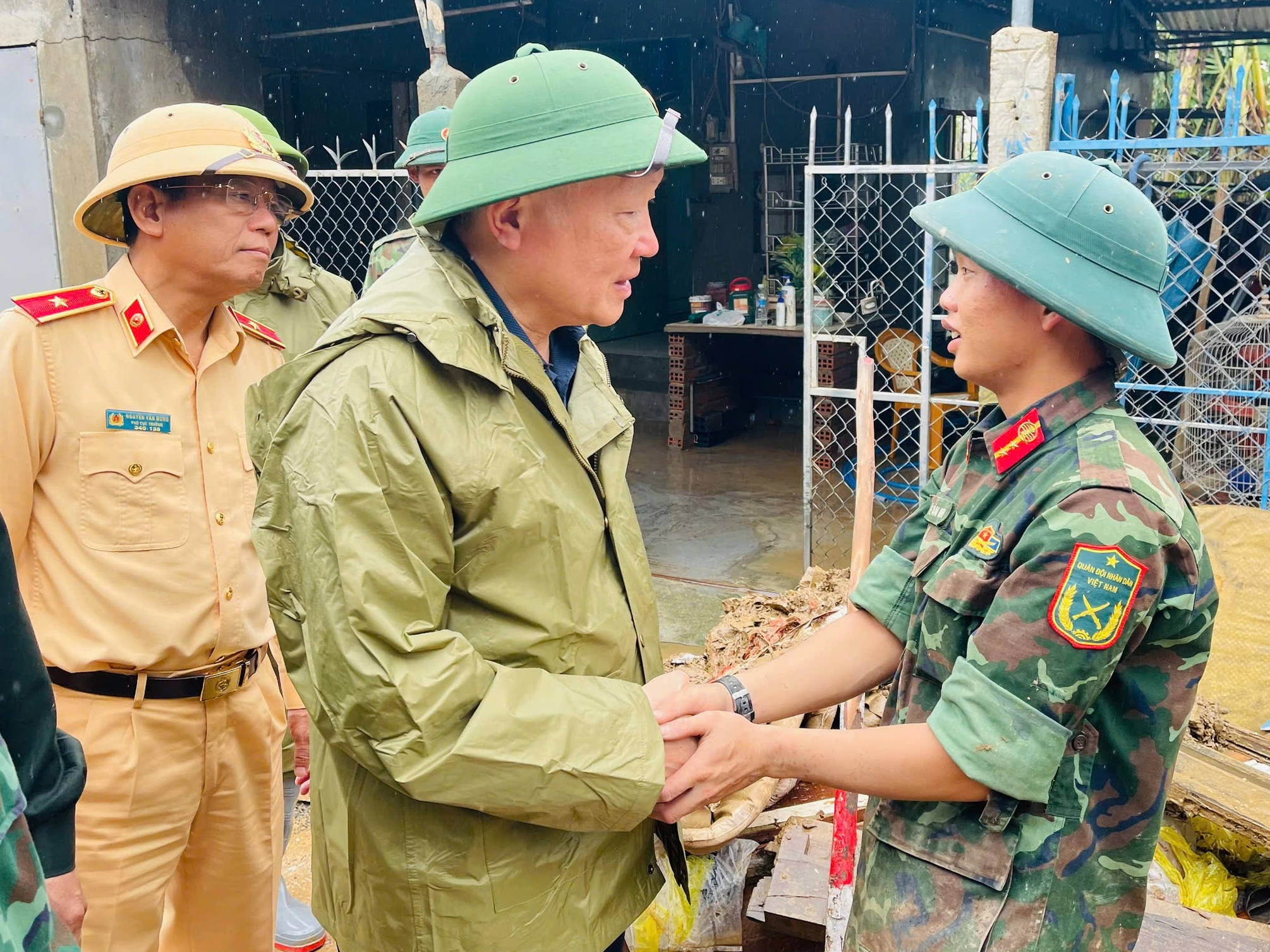 Phó thủ tướng Nguyễn Hòa Bình chỉ đạo khắc phục hậu quả mưa lũ tại Đắk Lắk- Ảnh 3.
