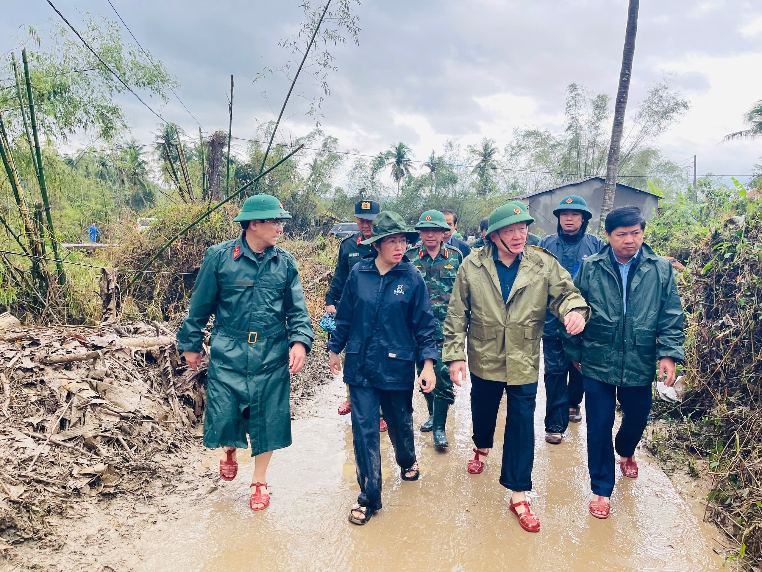 Phó thủ tướng Nguyễn Hòa Bình chỉ đạo khắc phục hậu quả mưa lũ tại Đắk Lắk- Ảnh 1.