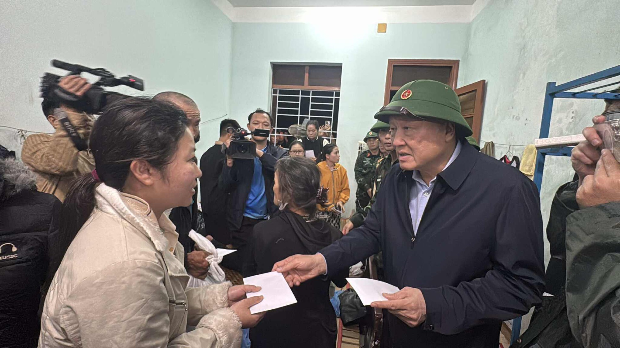 Phó thủ tướng Nguyễn Hòa Bình thăm bà con vùng rốn lũ Đông Hòa 1 Nguyễn Hòa Bình - Ảnh 1.