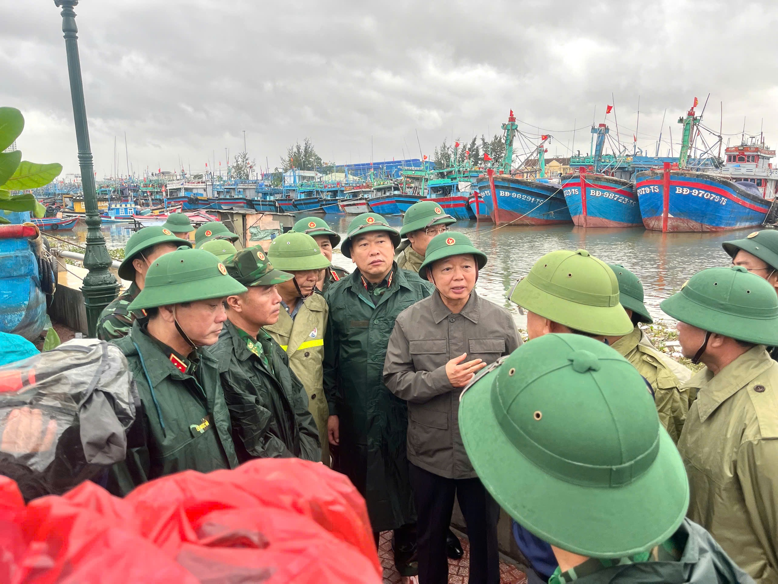 Phó thủ tướng Trần Hồng Hà chỉ đạo ứng phó bão số 13 Kalmeagi tại gia Lai - Ảnh 1.