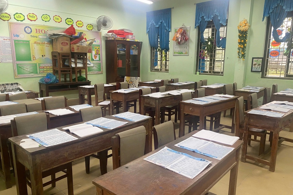 Phơi chữ sau lụt, đón học sinh trở lại lớp - 1