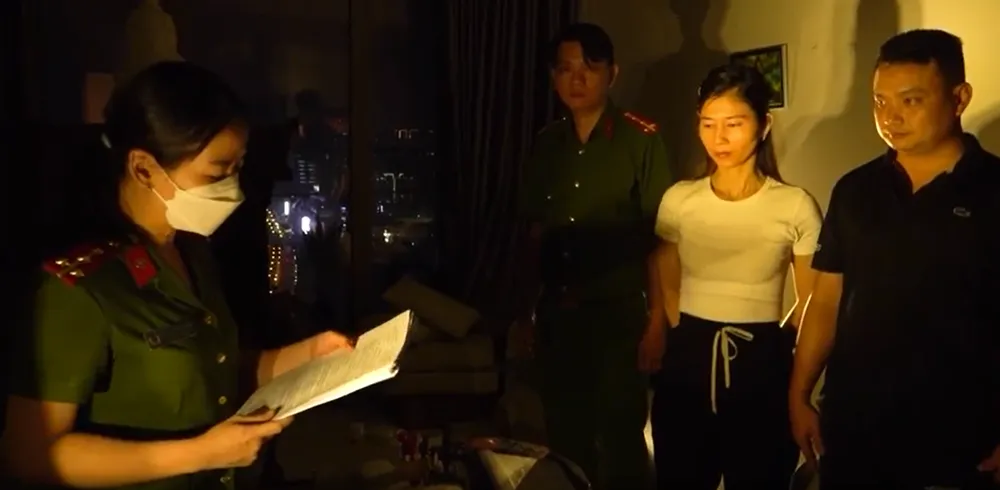 Cảnh sát khám xét căn hộ của An và Giàu. Ảnh: CA phong-canh-sat-kinh-te-dieu-tra-bo-sung-vu-lua-ban-can-ho-ecohome-binh-thanh-quan-3 (3).png