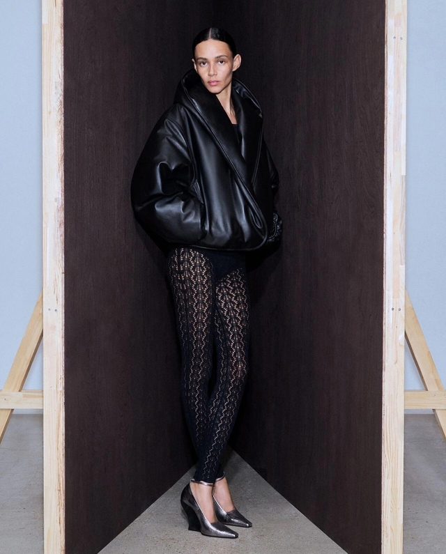 Phong cách Âu, Mỹ hiện đại với các kiểu áo khoác thu đông khỏe khoắn- Ảnh 1.