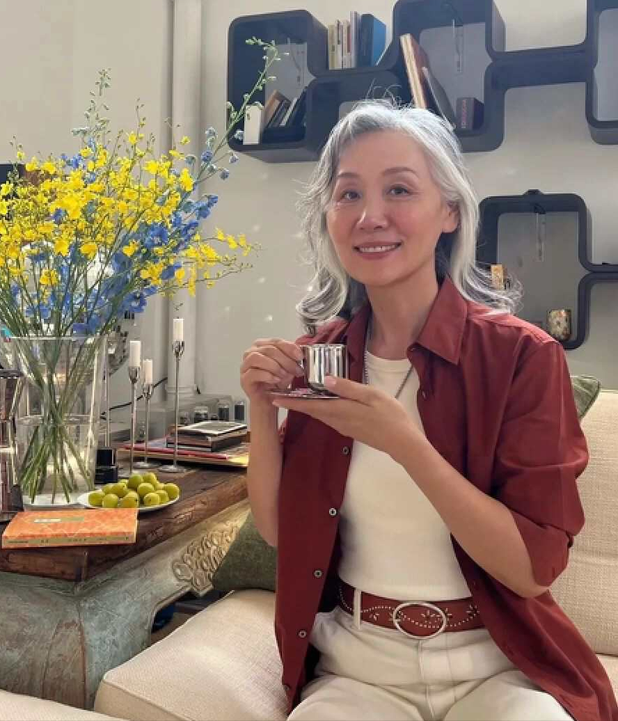 Phong cách tuổi 60 của mẹ tôi: 4 tips mặc đẹp, tinh tế khiến thế hệ trẻ cũng phải ngưỡng mộ - Ảnh 1.