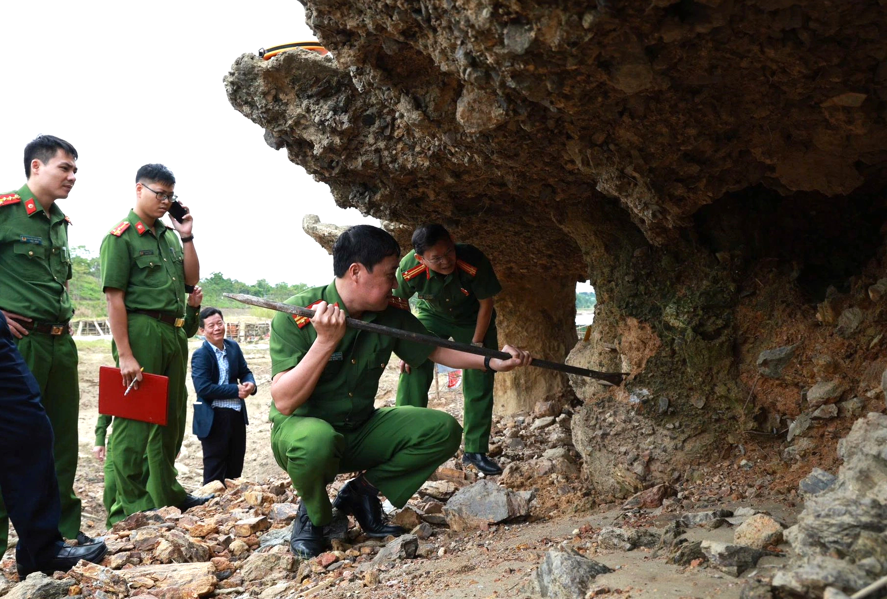 Tỉnh Phú Thọ chỉ đạo 'nóng' vụ cầu Sông Lô 'trơ móng, lộ cốt thép rỉ sét' - Ảnh 1.