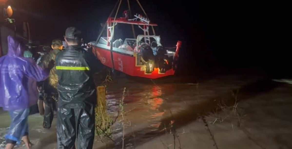 Thêm nhiều lời cầu cứu, hàng ngàn chiến sĩ, cán bộ được điều tới vùng nguy cấp  - Ảnh 1.