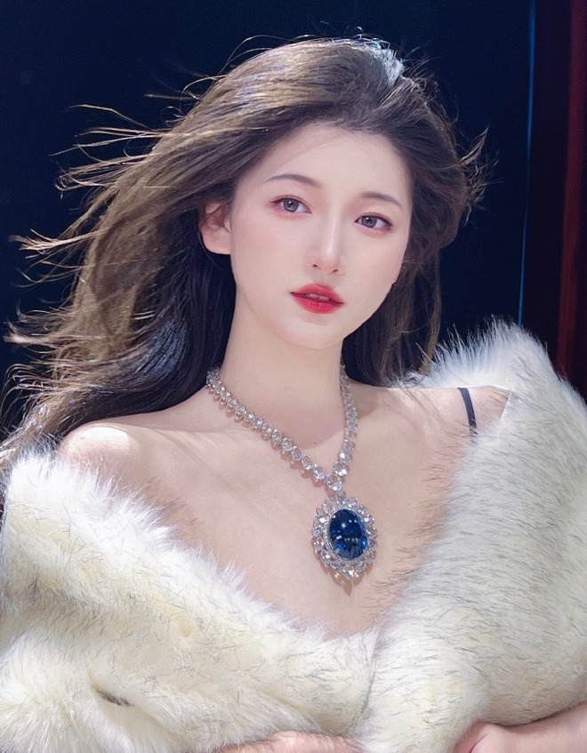 Phu ba xu Trung so huu nhan sac khien ong