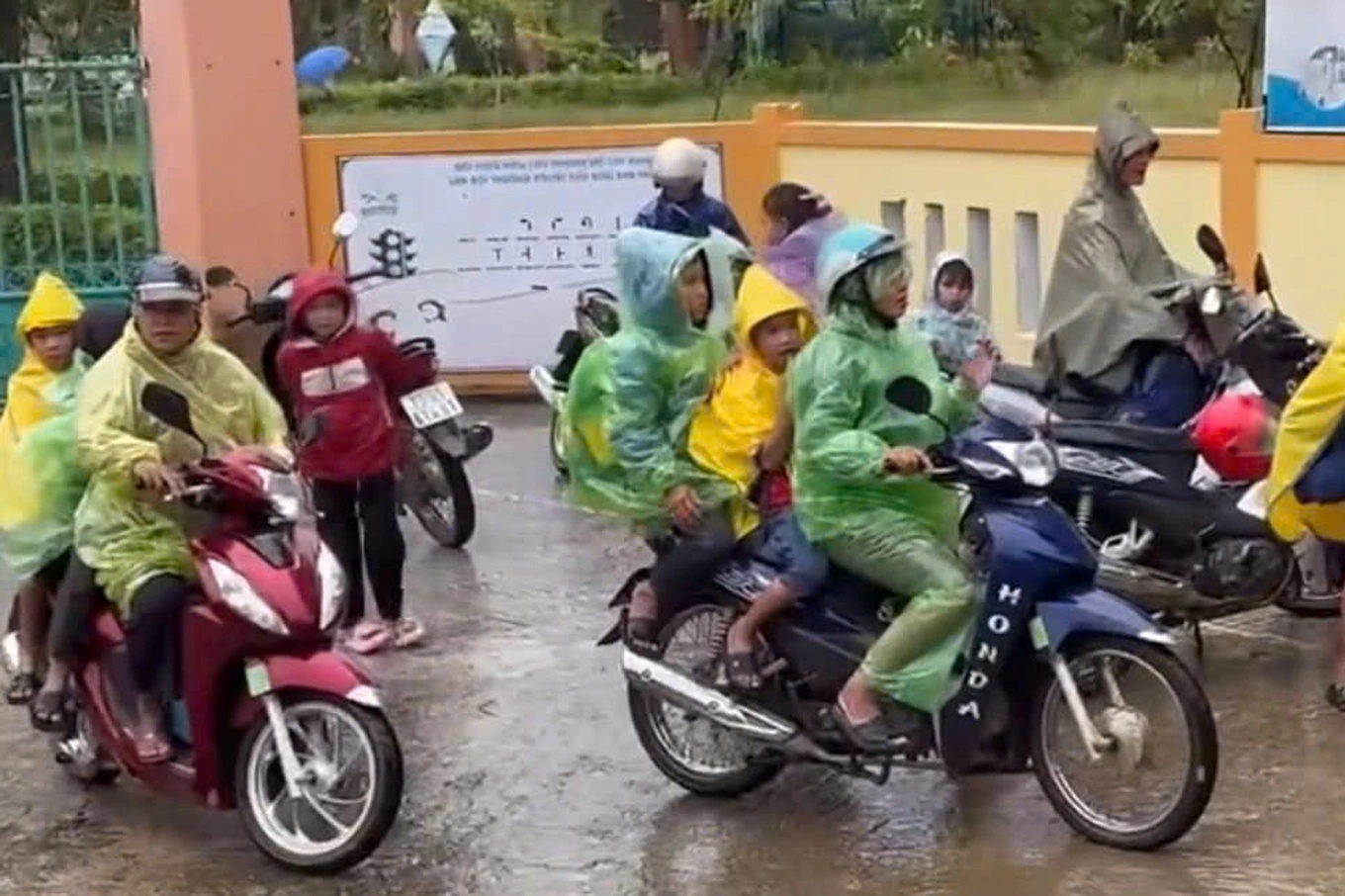 Vụ 40 học sinh nhập viện Quảng Trị: Phụ huynh đồng loạt đến trường đón con về vì sự xuất hiện của 1 người- Ảnh 1.