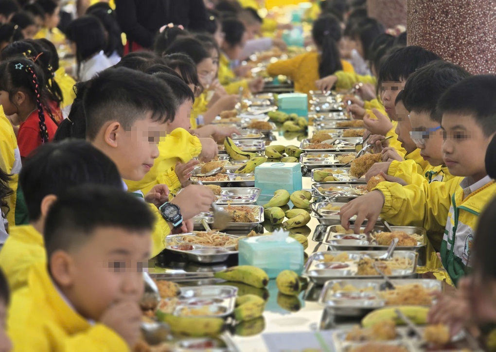 Phụ huynh được giám sát sau vụ thực phẩm “mùi lạ” vào trường học Lâm Đồng - 1