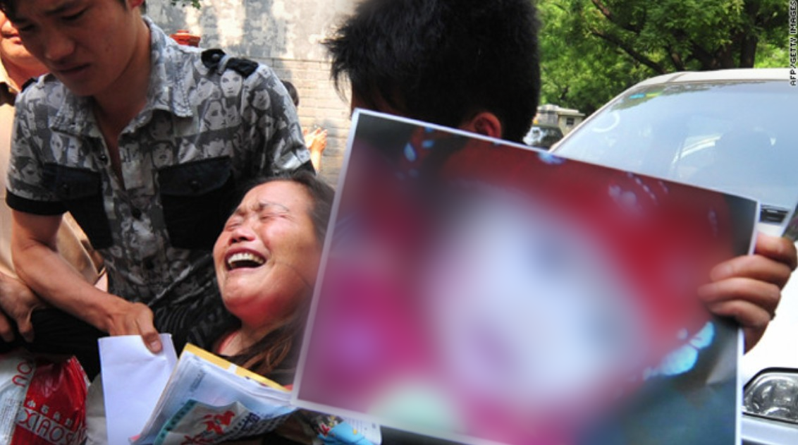 Vụ thu giữ hơn 11.000 tấn sữa pha melamine khiến 6 trẻ tử vong, 300.000 trẻ bị bệnh: Phụ huynh hoang mang giữa Vụ thu giữ hơn 11.000 tấn sữa pha melamine khiến 6 trẻ tử vong, 300.000 trẻ bị bệnh: Phụ huynh hoang mang giữa