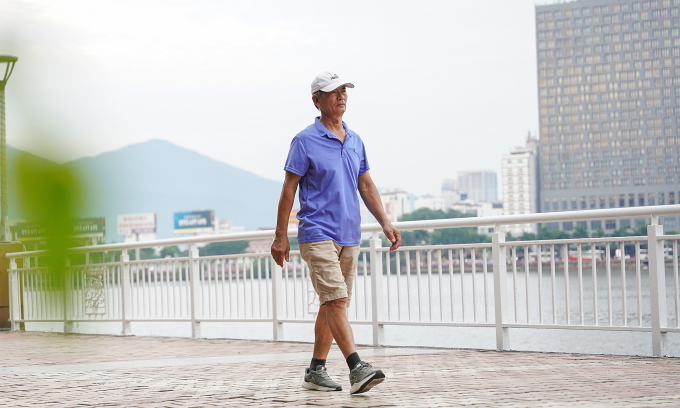 Người dân tập thể dục ven sông Hàn, Đà Nẵng. Ảnh: Nguyễn Đông