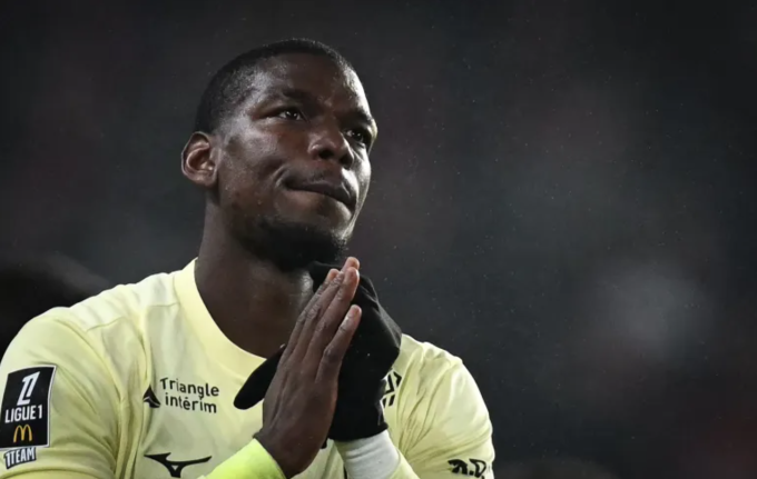 Paul Pogba tri ân người hâm mộ sau trận Monaco thua Rennes 1-4 ở vòng 13 Ligue 1 trên sân Roazhon Park, Rennes, Pháp ngày 22/11. Ảnh: AFP