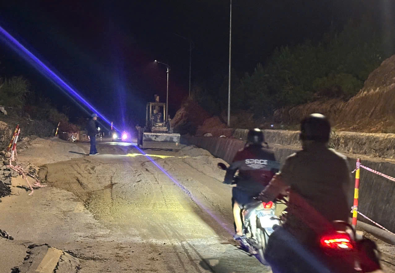 Quảng Ngãi: QL24 xuất hiện nhiều điểm sạt lở, giao thông ách tắc - Ảnh 7.