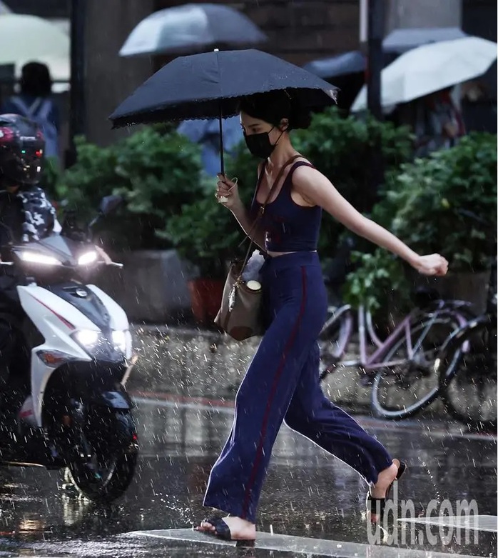 “Quái vật” Phượng hoàng hình thành, cảnh báo bão mạnh cấp siêu bão - Ảnh 1.