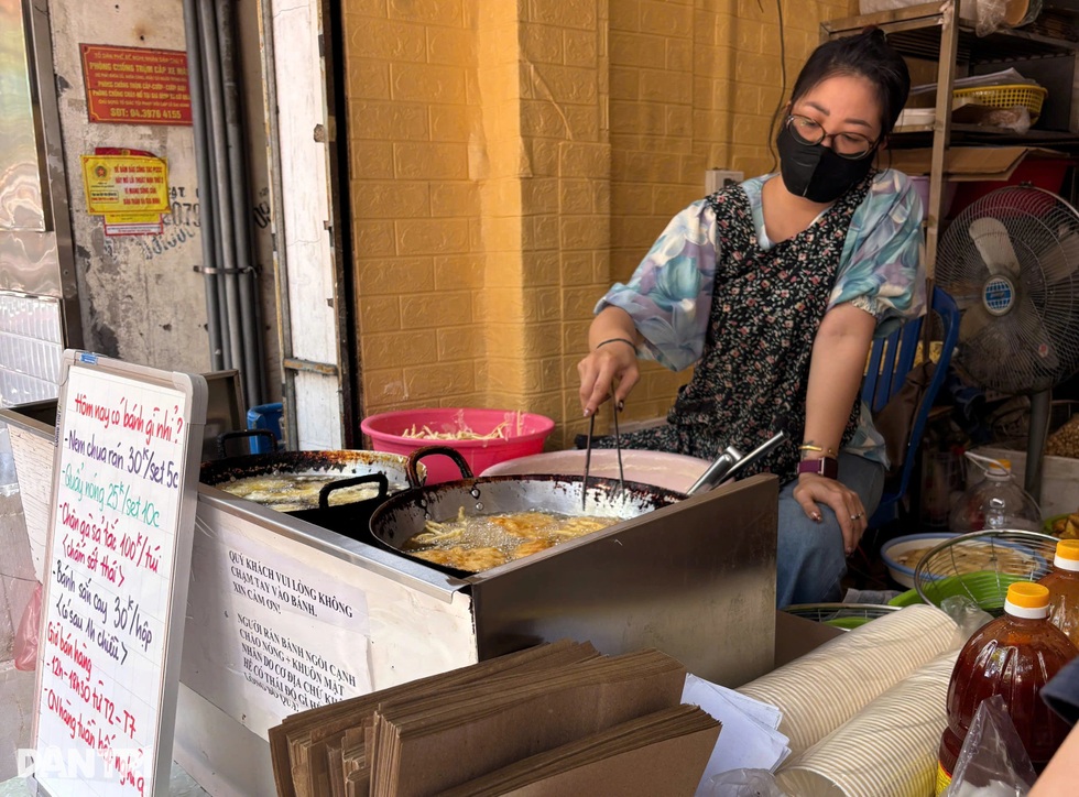 Quán bánh chuối gây tranh cãi ở Hà Nội, chưa tới giờ bán, khách vẫn cố chờ - 2