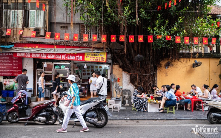 Quán bánh gối, bánh rán nằm bên một cây đa cổ thụ. Ảnh: Nguyễn Huy