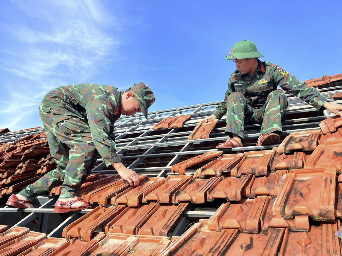 Quân đội, công an, thanh niên giúp dân dựng lại nhà sau bão Kalmaegi - Ảnh 1.