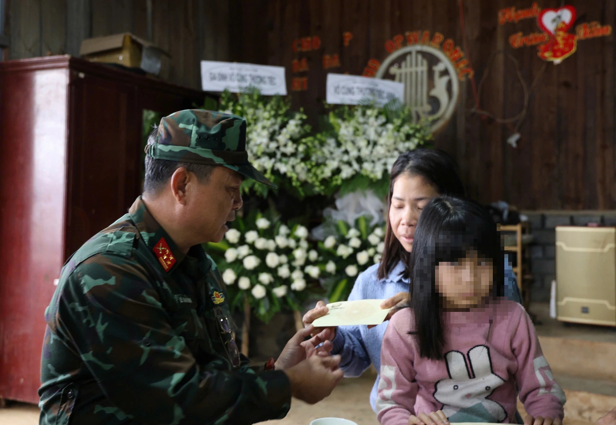 Quân khu 7 thăm 4 gia đình có người tử vong tại xã Lạc Dương, Lâm Đồng 2 Quân khu 7 thăm 4gia đình có người tử vong do mưa lũ tại xã Lạc Dương - Ảnh 2.