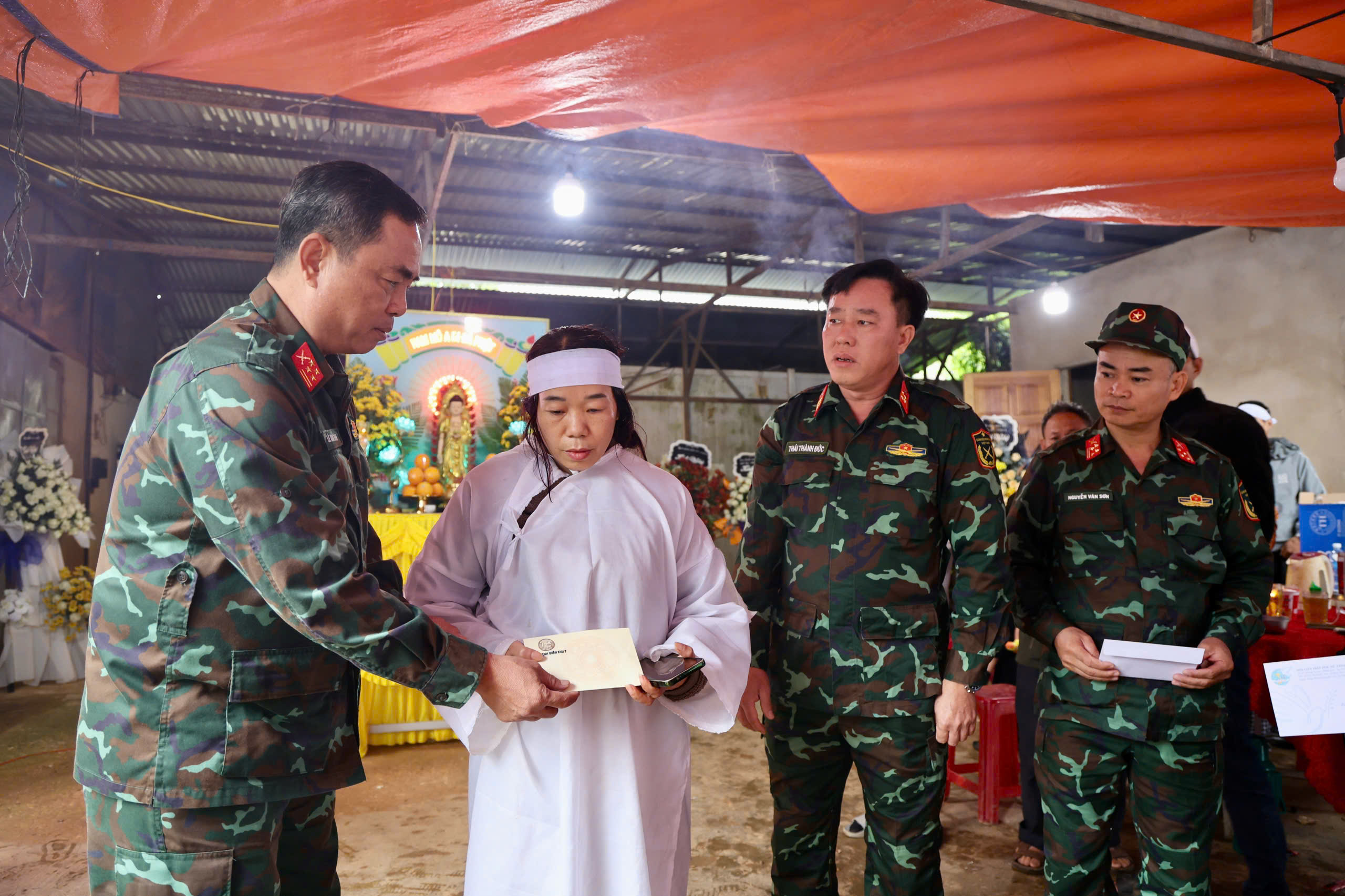 Quân khu 7 thăm 4 gia đình có người tử vong tại xã Lạc Dương, Lâm Đồng 1 Quân khu 7 thăm 4gia đình có người tử vong do mưa lũ tại xã Lạc Dương - Ảnh 1.