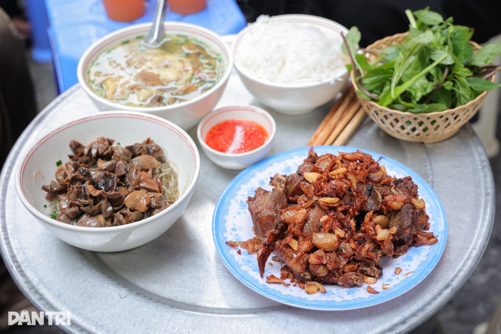 Quán ngan cháy tỏi ở Hà Nội ra đời từ lần bán ế, khách xếp hàng kín đường - 1