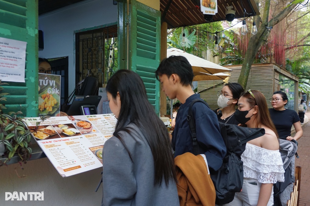 Quán xôi Bắc ở khu nhà giàu TPHCM gây sốt, khách đợi 1 tiếng mới có chỗ - 1