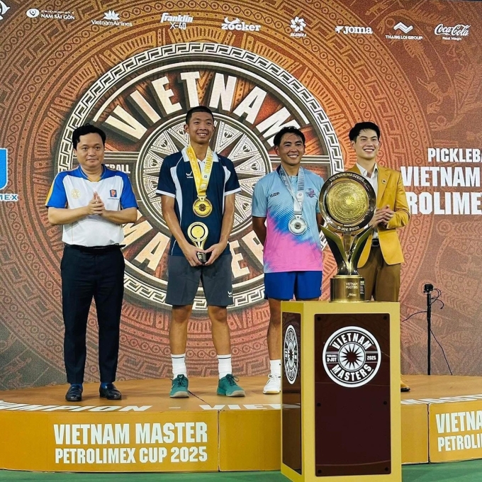 Quang Dương (thứ hai từ trái sang) trên bục nhận giải Việt Nam Masters 2025, ở sân D-Joy, TP HCM hôm 30/11. Ảnh: VM
