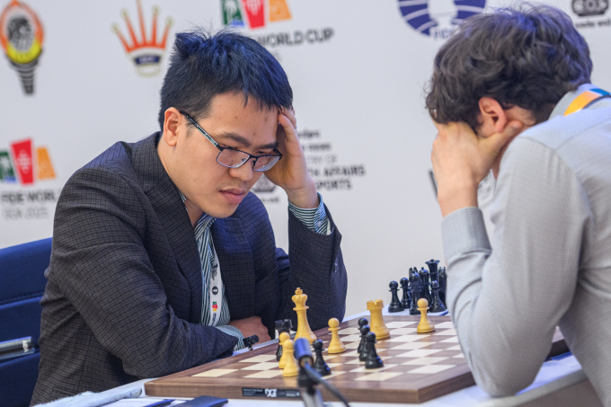 Lê Quang Liêm (trái) trong ván đấu với Donchenko ở lượt về vòng năm World Cup cờ vua tại Goa, Ấn Độ ngày 15/11/2025. Ảnh: FIDE