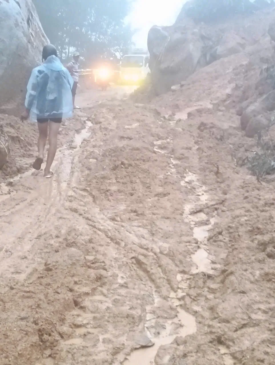 quang-ngai-mua-lon-tro-lai-nguy-co-tiep-tuc-sat-lo-lu-chong-lu- (1).jpg