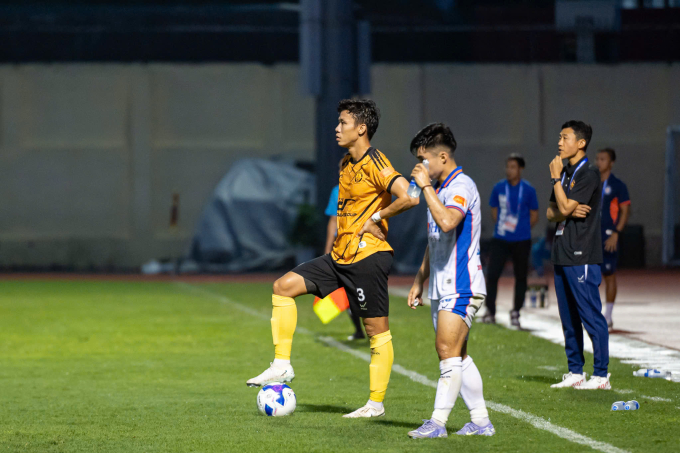 Trung vệ CLB Thanh Hóa Quế Ngọc Hải (áo vàng) thi đấu trong trận hòa Đà Nẵng 1-1 ở vòng 1 V-League 2025-2026, trên sân Thanh Hóa ngày 17/8/2025. Ảnh: VPF