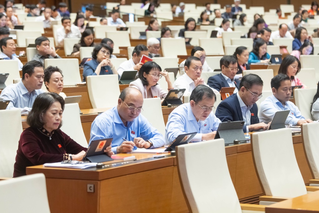 Quốc hội bàn nâng mức giảm trừ, đánh thuế thu nhập từ giao dịch vàng miếng - 1