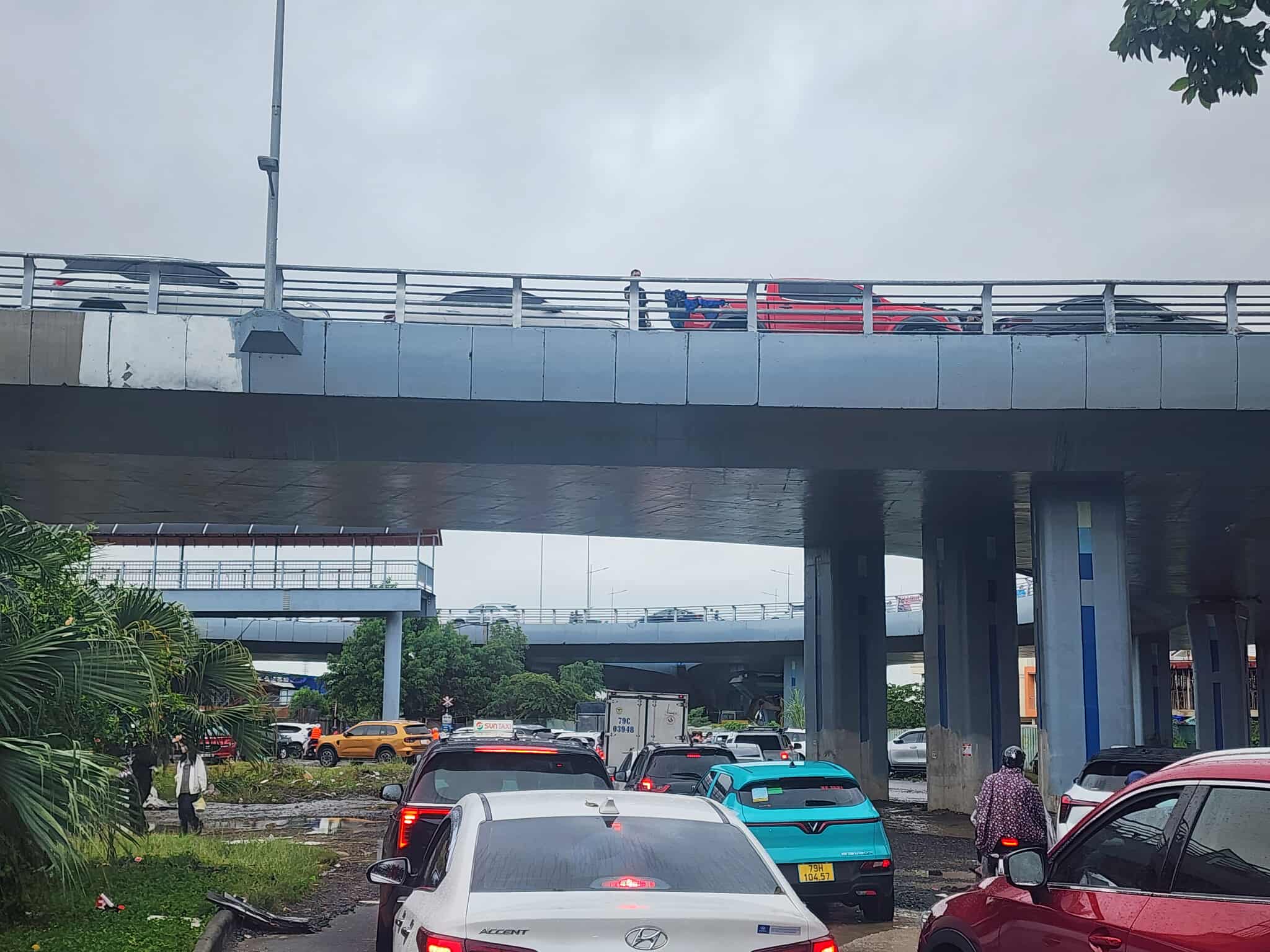 Quốc lộ 1 từ Sông Cầu đến Tuy An kẹt nghiêm trọng, hàng ngàn xe 'chôn bánh' - Ảnh 7.