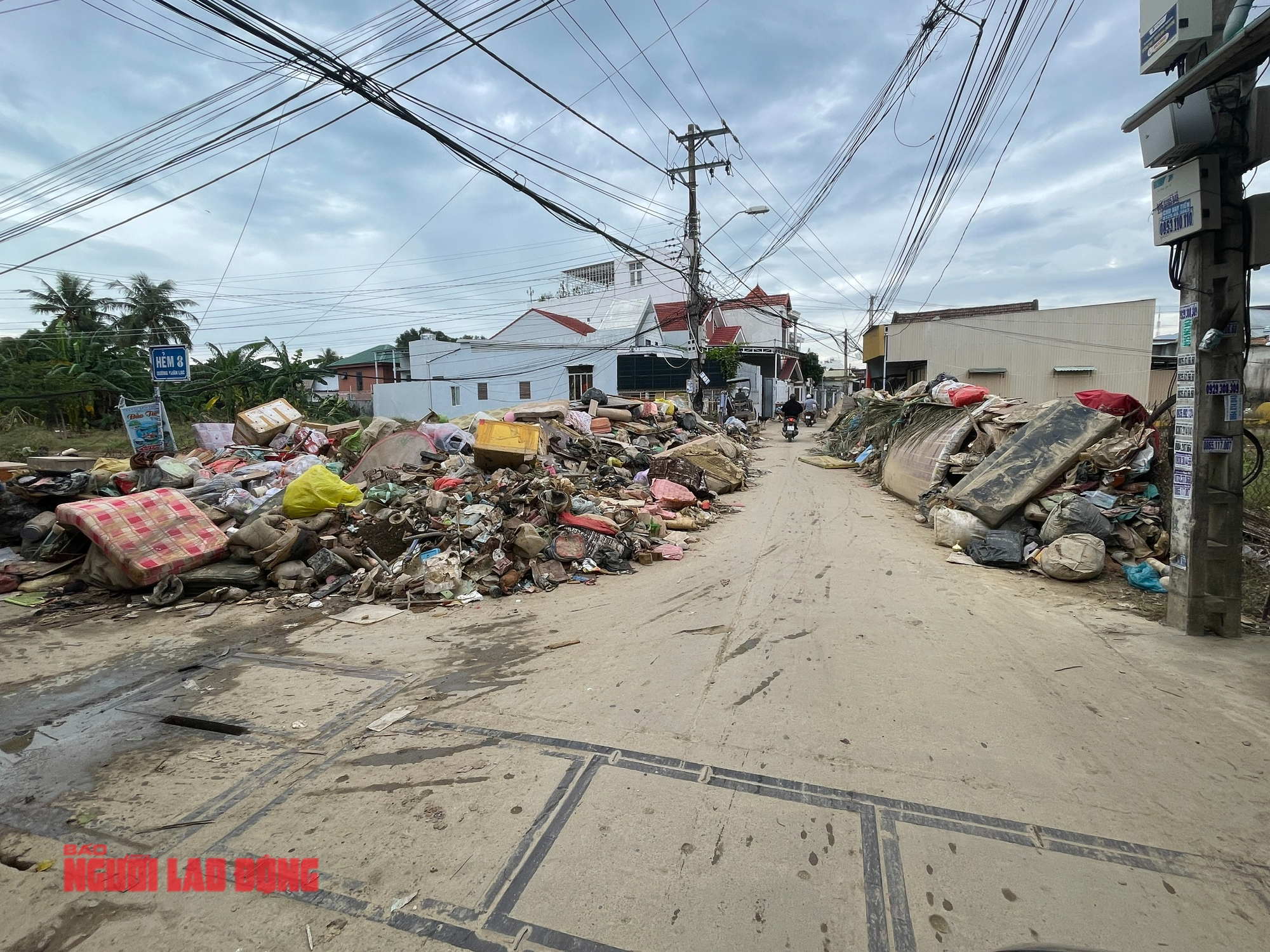 Rác thải sau lũ gây ô nhiễm nghiêm trọng, lo nguy cơ dịch bệnh 1 Rác thải bủa vây, ô nhiễm nghiêm trọng, nguy cơ dịch bệnh - Ảnh 1.