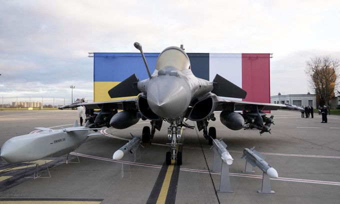 Tiêm kích Rafale cùng vũ khí được trưng bày ở căn cứ không quân Villacoublay, Pháp ngày 17/11. Ảnh: AFP