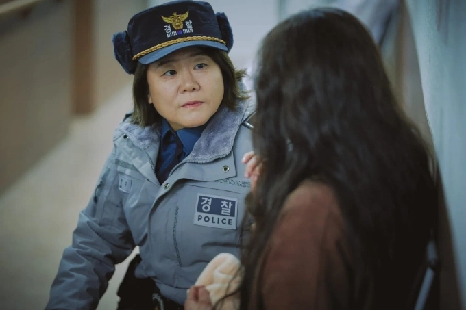 Tạo hình cảnh sát của diễn viên Lee Jung Eun trong phim. Ảnh: SBS