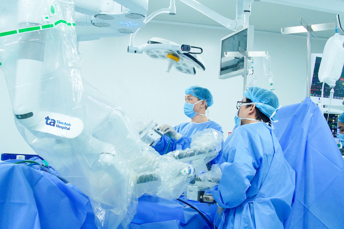 Êkip bác sĩ phẫu thuật cho ông Duy với sự hỗ trợ của robot Da Vinci Xi. Ảnh: Bệnh viện Đa khoa Tâm Anh
