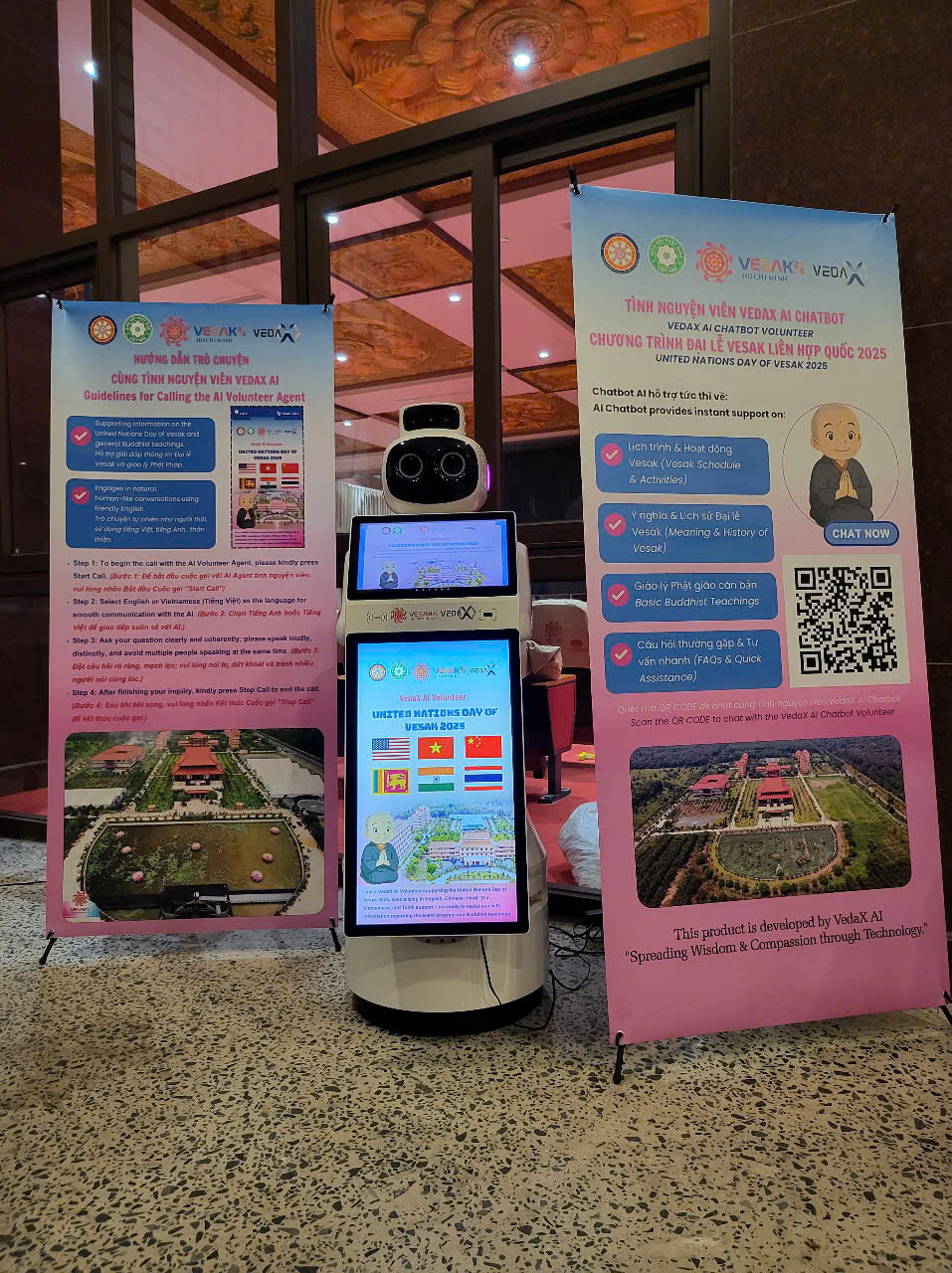 Robot lễ tân nói 6 thứ tiếng, chatbot AI hỗ trợ 99 ngôn ngữ tại Đại lễ Vesak 2025 - Ảnh 1.
