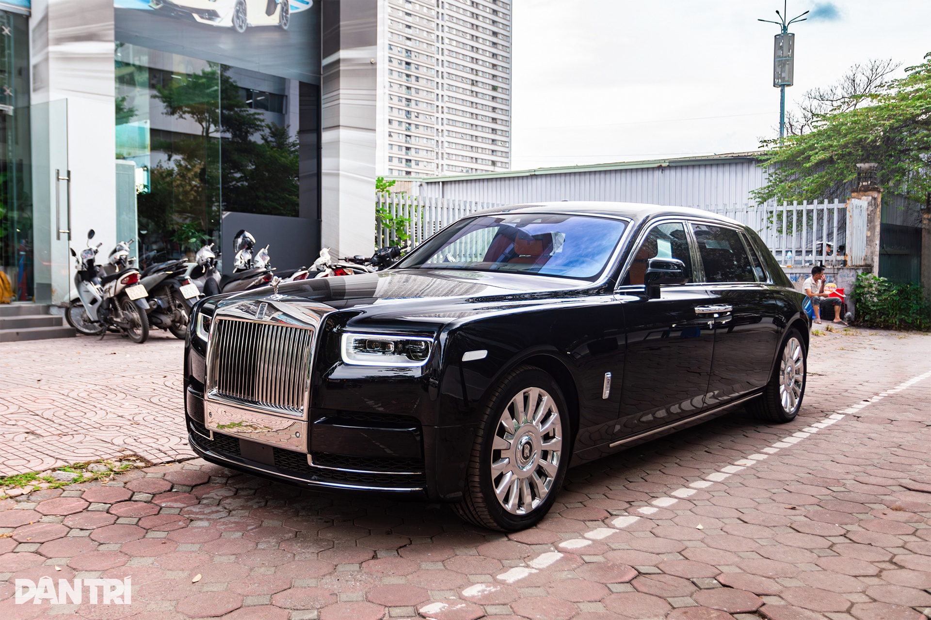 Rolls-Royce Phantom VIII chào giá 62 tỷ, rao 3 năm chưa tìm được người mua - 1