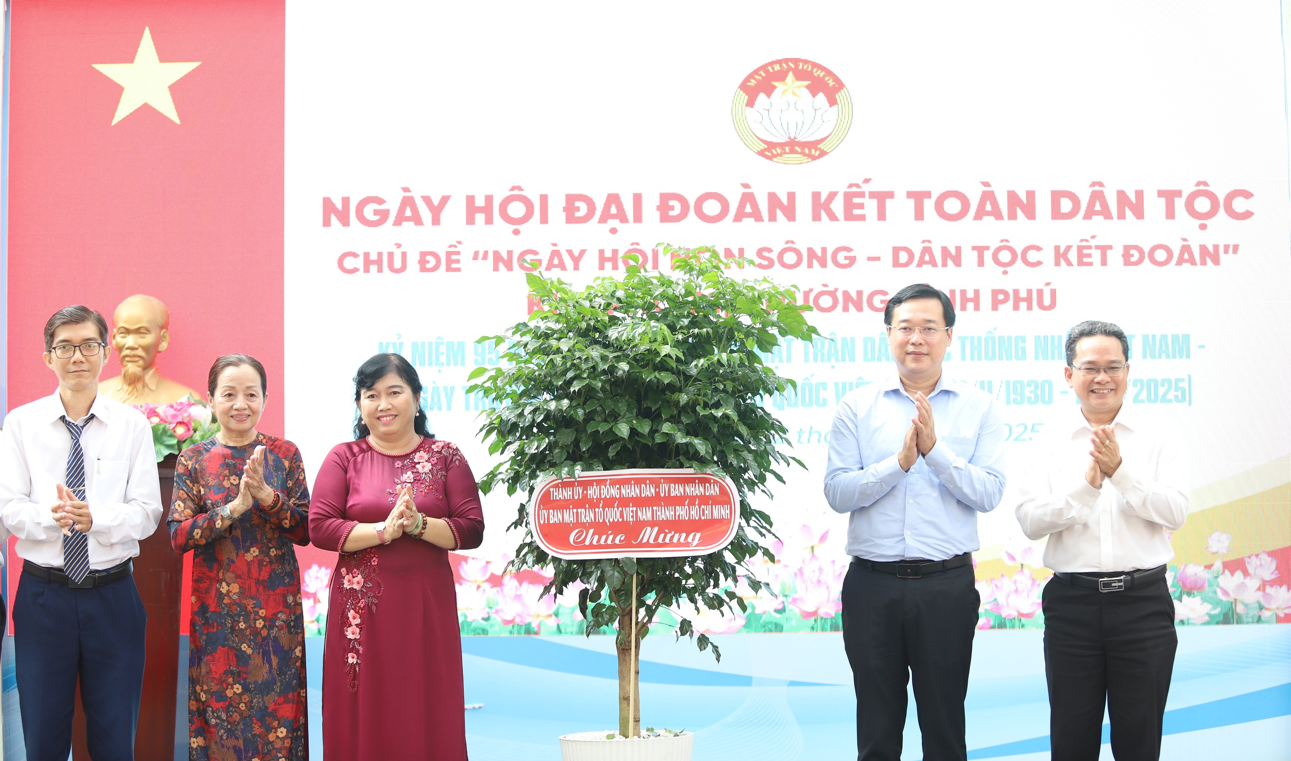 Phó Bí thư Thường trực Thành ủy TP HCM dự Ngày hội Đại đoàn kết phường Bình Phú - Ảnh 1.